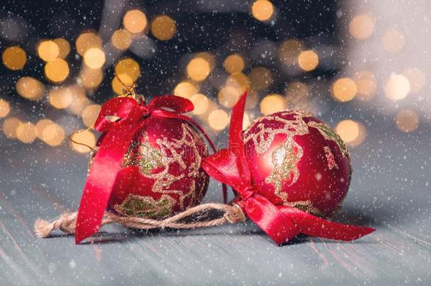 红色的圣诞节球向光抽象的背景.圣诞节欢迎