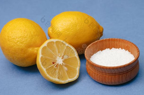 香料和调味品.柠檬的酸味的采用木制的碗