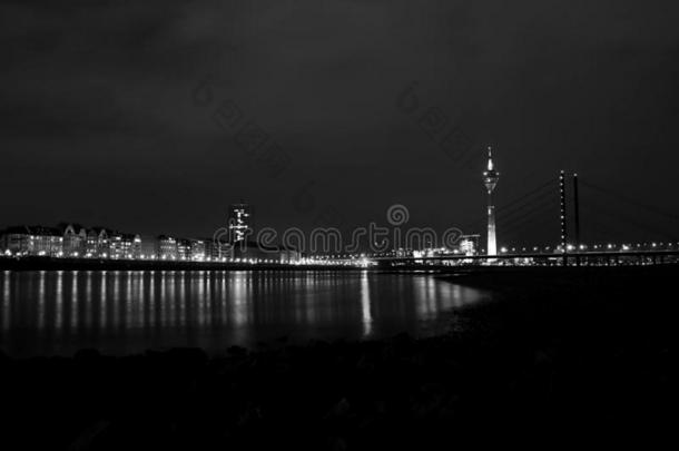 杜塞尔多夫在夜莱茵河全景画