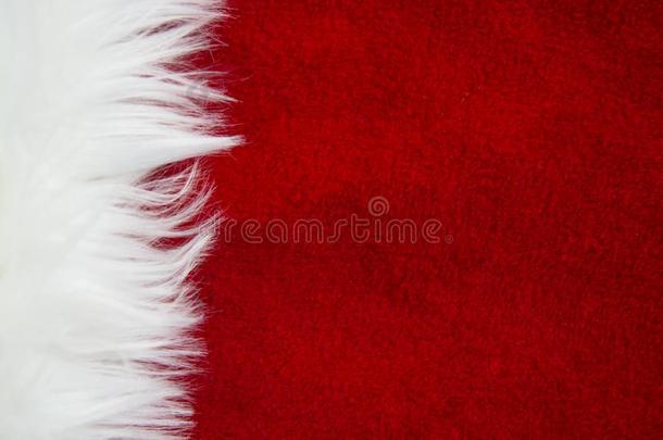 边关于白色的毛皮越过节日的红色的凸花纹织物.签关于复制品-空间
