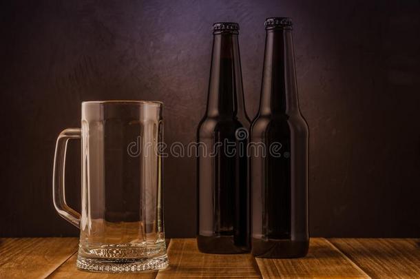 空的啤酒<strong>玻璃</strong>和两个<strong>瓶子</strong>/空的啤酒<strong>玻璃</strong>和两个<strong>瓶子</strong>