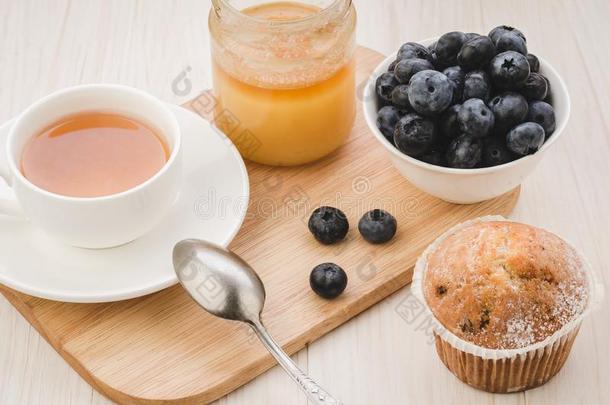 茶水和新鲜的浆果,蛋糕和蜂蜜/健康的早餐:茶水winter冬天