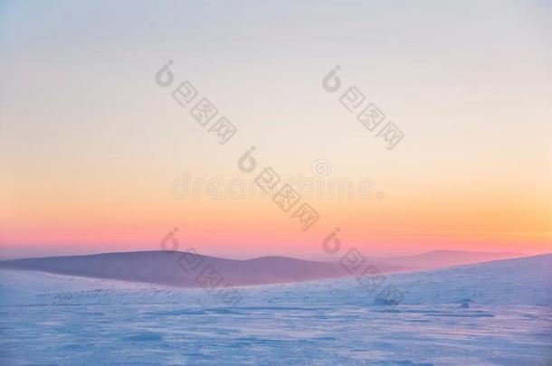 雪沙漠在日出.北方的氯醛乌拉坦山,俄罗斯帝国