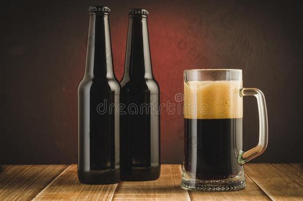 啤酒<strong>马克杯</strong>和瓶子向木制的架子/啤酒<strong>马克杯</strong>和瓶子向求爱