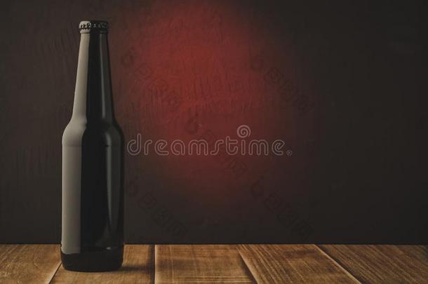 黑的啤酒瓶子和红色的光背景/黑的啤酒瓶子winter冬天