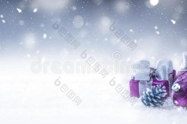 圣诞节奢侈<strong>紫</strong>色的礼物采用雪和抽象的雪y<strong>大气</strong>