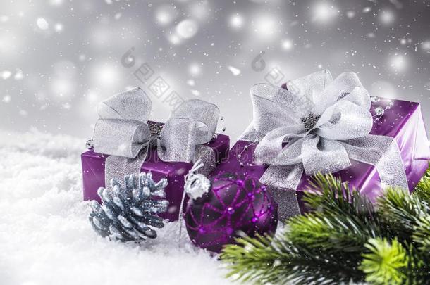圣诞节奢侈<strong>紫色</strong>的礼物采用雪和抽象的雪y<strong>大气</strong>