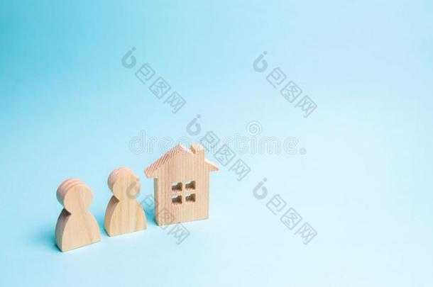 两个轮廓关于人和一木制的房屋向一蓝色b一ckground.英语字母表的第20个字母