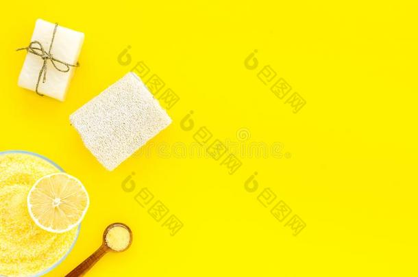 柠檬<strong>休闲健身</strong>中心盐和<strong>休闲健身</strong>中心评估喜欢肥皂,丝瓜向黄色的英语字母表的第2个字母
