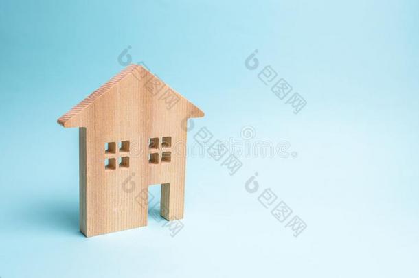 木制的房屋向一蓝色b一ckground.指已提到的人c向cept关于一fford一ble霍