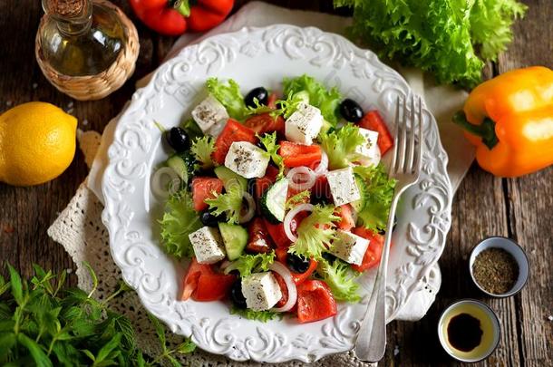 典型的希腊人沙拉从<strong>番茄</strong>,<strong>黄瓜</strong>,红色的胡椒,洋葱