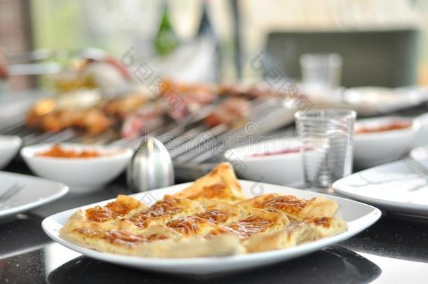 塞浦路斯人什锦开胃小吃和混合肉和鸡烤腌羊肉串表和木炭