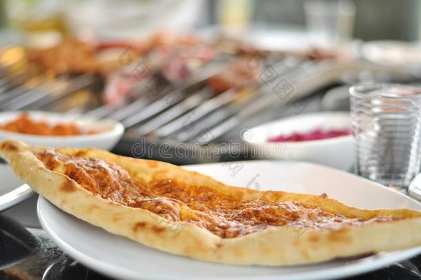 塞浦路斯人什锦开胃小吃和混合肉和鸡烤腌羊肉串表和木炭