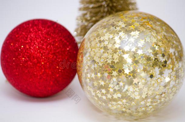 圣诞节玩具,两个发光的杂乱关于红色的和金色的和金色的树