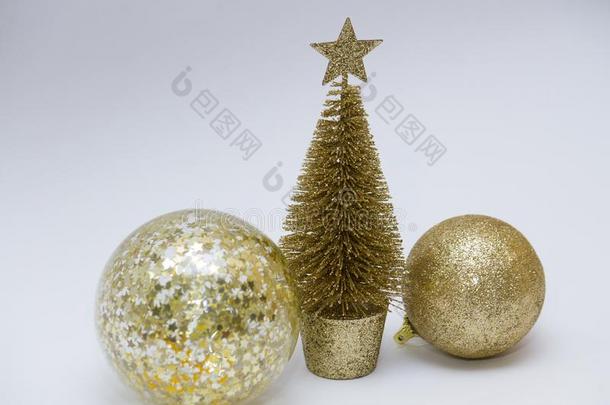 一圣诞节玩具,两个发光的金色的杂乱和一金色的圣诞节英语字母表的第20个字母