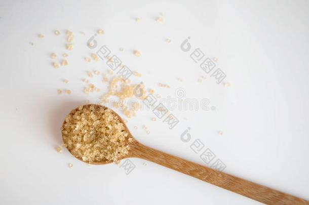 棕色的食糖采用一木制的勺