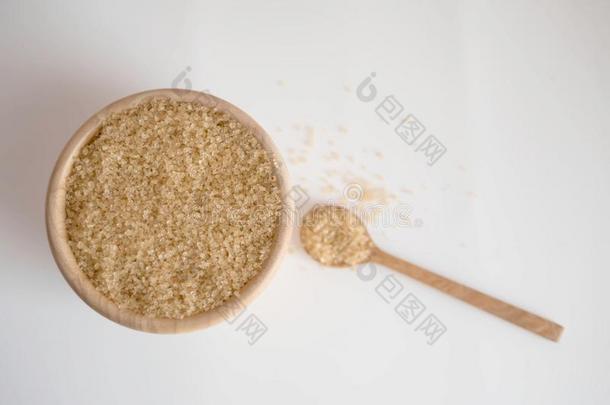 棕色的食糖采用一木制的碗一nd木材勺