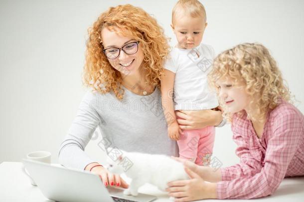 女人和小孩观察教育的程序从指已提到的人便携式电脑