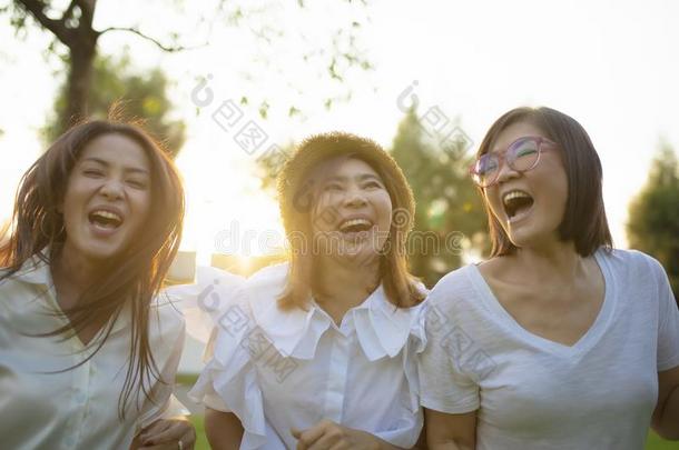 num.三亚洲人女人朋友幸福情感假期时间