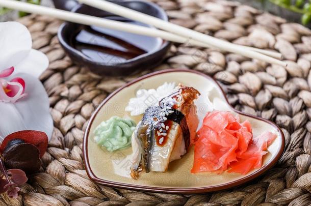 寿司放置生鱼片寿司和寿司名册装饰和花向班博