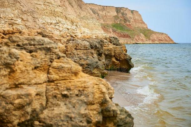 美丽的海风景,特写镜头关于石头向指已提到的人海滩,海crewmanopticalalignmentsight机组乘务员视力矫正