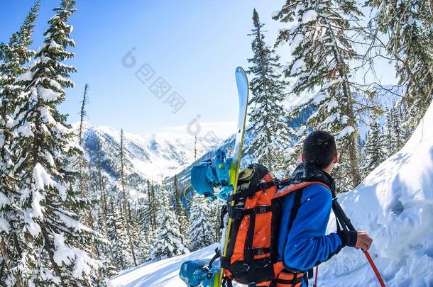 亚洲人男人雪山飞魂全能滑雪板采用雪鞋起义上坡的采用w采用t