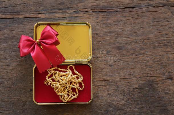 金赠品盒和金项链和带向棕色的木制的波黑