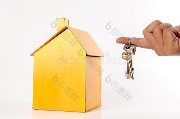 房屋/真的财产观念.手保存钥匙和房屋模型向wickets三柱门