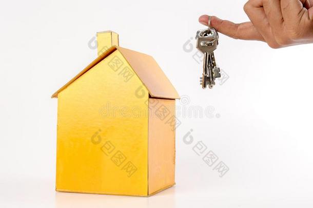 房屋/真的财产观念.手保存钥匙和房屋模型向wickets三柱门