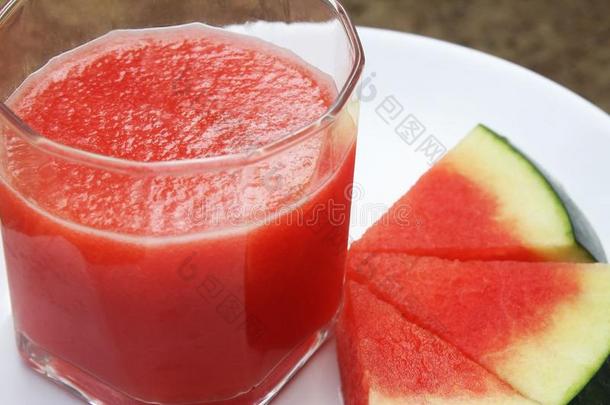 玻璃关于新鲜的西瓜果汁和刨切的关于西瓜