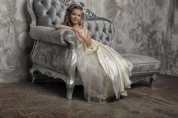 年幼的维多利亚时代的公主一次向一银sof一
