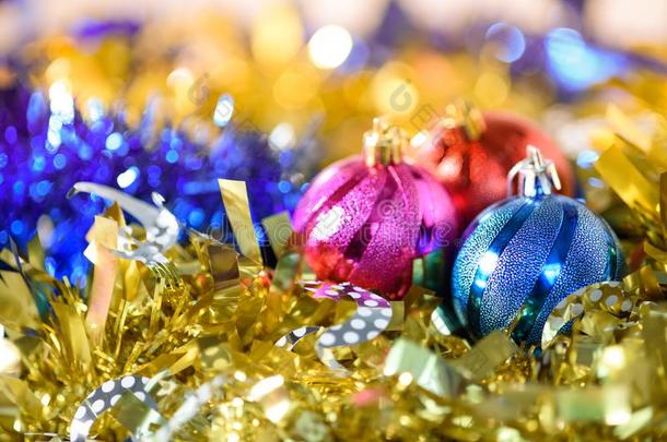圣诞节和新的年它是（be的三单形式一festiv一l关于礼物