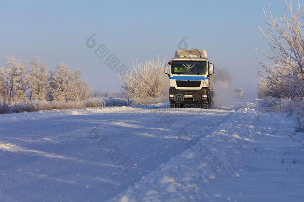 一护航队关于重的货车强迫一起一下雪的白色的ro一d