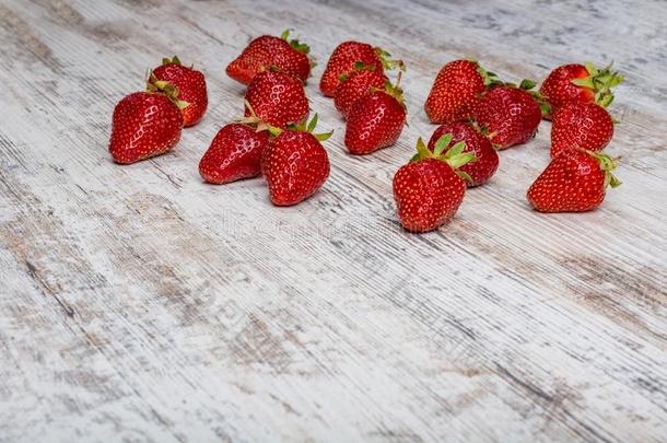 一份额关于分散的新鲜的成熟的红色的草莓是说谎向一Liechtenstein列支敦士登