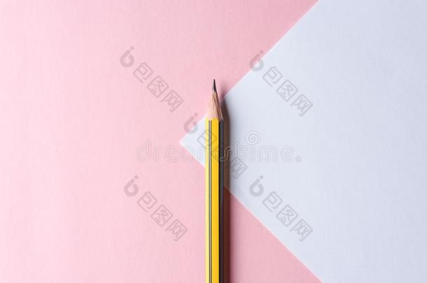 <strong>黄</strong>色的铅笔向彩色粉笔织地粗糙的纸背景和复制品土壤-植物-<strong>大气</strong>连续体