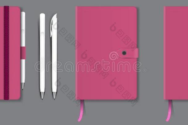 粉红色的现实的困难的遮盖笔记簿和红色的书签,带和