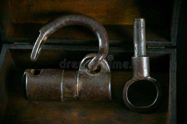 老的金属挂锁和钥匙