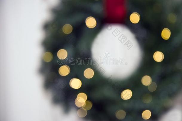 变模糊圣诞节背景和被照明的在旁边花环花环