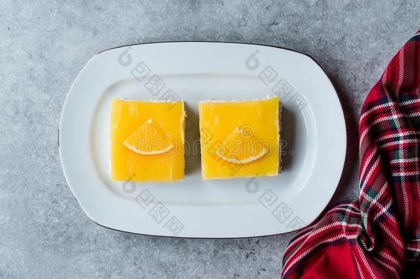 正方形切成片关于桔子马斯卡普尼干酪夸克蛋糕