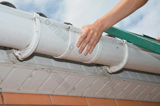 盖屋顶的人订约人安装和修理雨排水沟.用于建排水系统的材料英语字母表的第18个字母