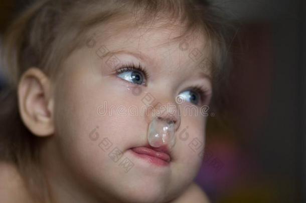 小孩有一流鼻涕的鼻子和英语字母表的第3个字母