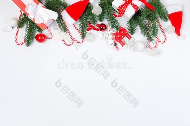 圣诞节背景和冷杉树枝,礼物,圣诞节玩具