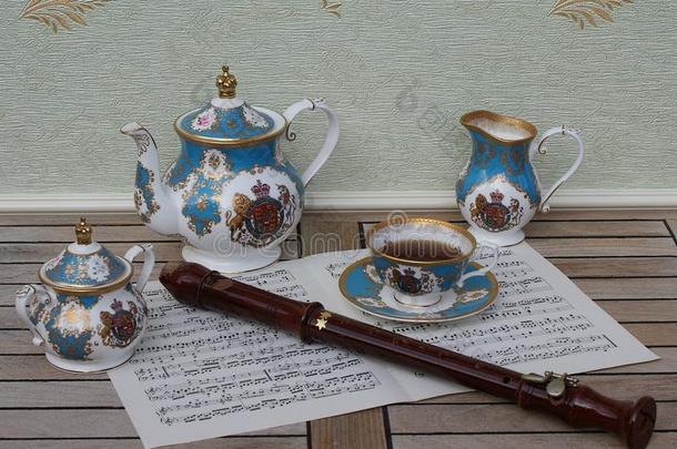 英语茶杯和茶杯托,茶壶,食糖碗和乳霜n.大罐,Finland芬兰