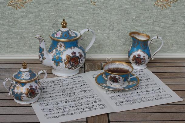 英语茶杯和茶杯托,茶壶,食糖碗和乳霜n.大罐,Finland芬兰