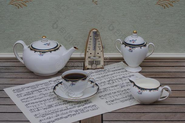 英语茶杯和茶杯托,茶壶,乳霜n.大罐和食糖碗和