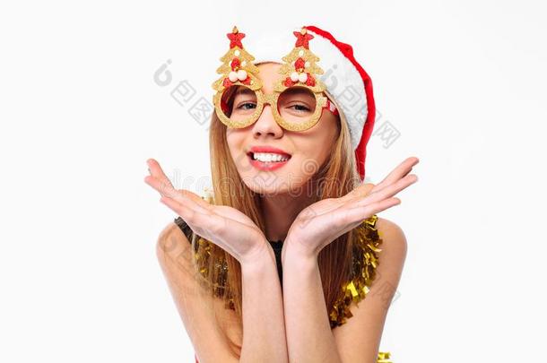<strong>欢</strong>乐的女人采用SociedeAnonimaNacionaldeTransportsAereos国家航空运输公司帽子和<strong>圣诞节</strong>眼镜c
