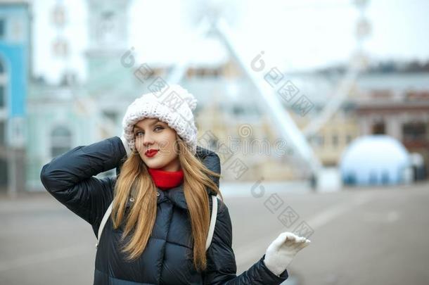 辉煌的白肤金发碧眼女人模型和红色的口红使人疲乏的愈合盖,恩吉