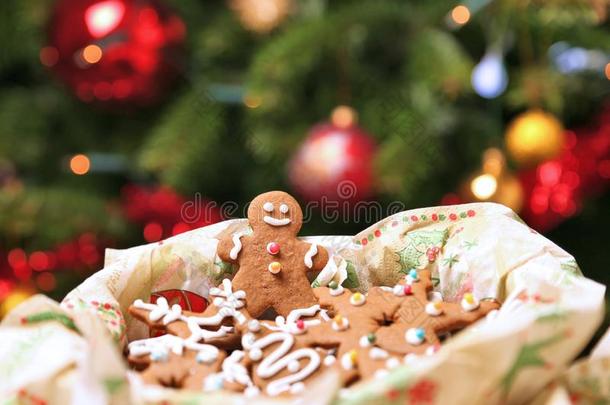 圣诞节姜饼甜饼干,姜饼男人和漂亮的微笑