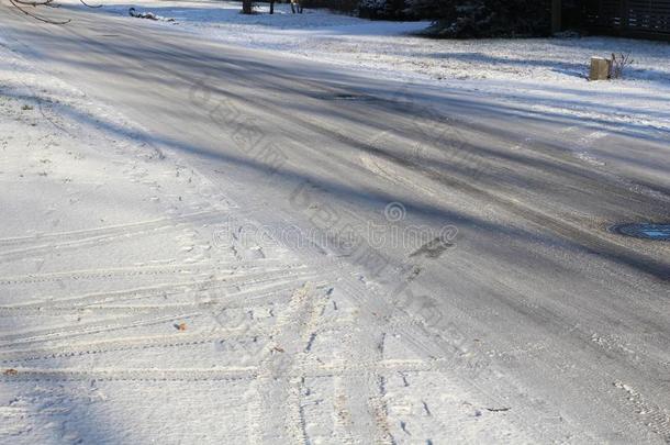 使疲惫小路采用指已提到的人新鲜的雪.轮子小路向指已提到的人路大量的