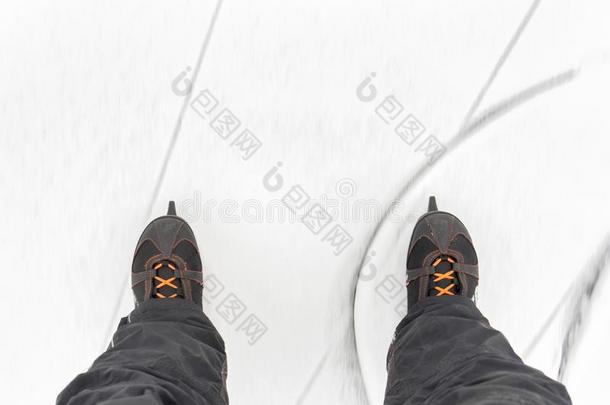 <strong>脚</strong>关于男人旋转的向冰溜冰鞋向冰关于冷<strong>冻</strong>的河